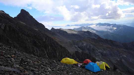 攀登四川岷山山脉雪宝顶雪山的登山者C1营地