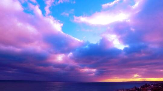 夕阳中粉红色和紫罗兰色的云彩