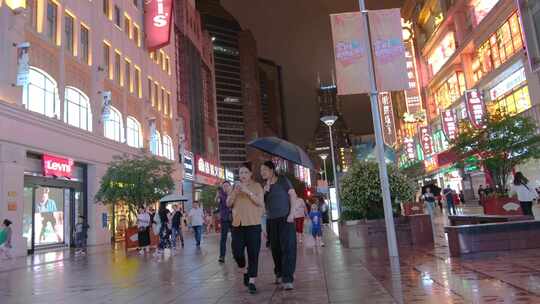 上海黄浦区南京东路步行街外滩夜晚夜景街景视频素材模板下载