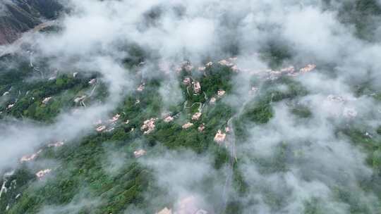 四川省川西丹巴县甲居藏寨清晨的晨雾