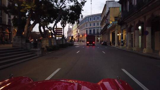 古巴哈瓦那街道夜景车上地拍