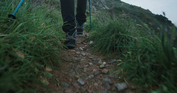 徒步鞋在山路上走上山