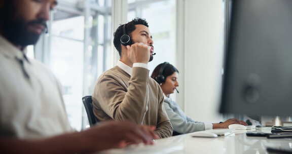 呼叫中心，客户服务或商务人员在办公室咨询