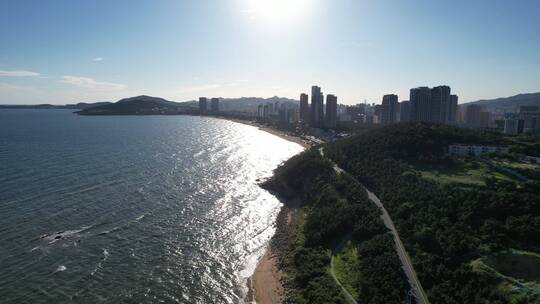 航拍阳光下的威海国际海水浴场