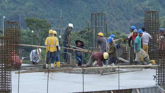 在建筑地盘手持铁锹的工人