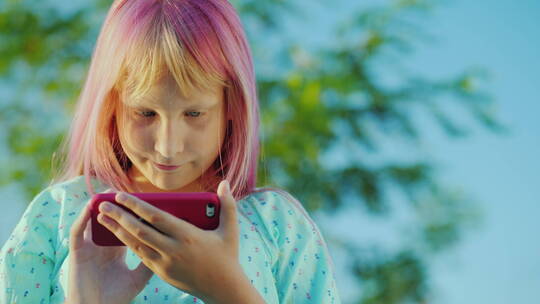 一个粉色头发的女孩正在使用粉色智能手机