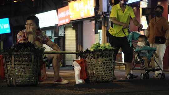 夜晚城市中悠闲的人们【商用需购买企业授权