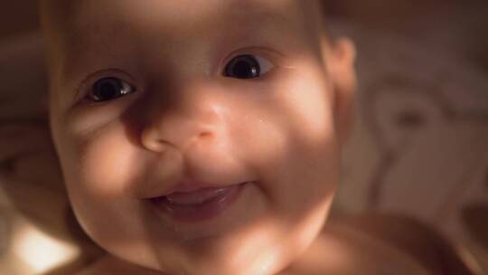 微笑的婴儿