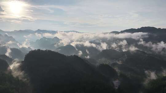 山间云海日出景象