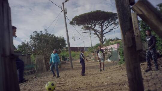 踢足球的孩子慢镜头