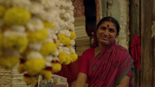 印度女人开心地触摸桂花装饰
