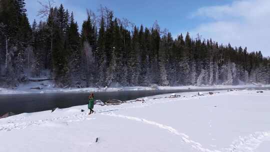 航拍新疆阿勒泰冬季喀纳斯游客在雪地上游玩