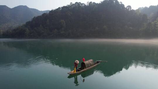 小东江旅游级景区撒网的渔民