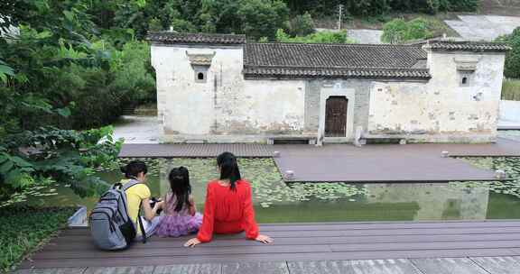 妈妈带女儿坐台阶上休息温馨甜蜜