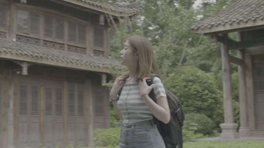 女孩从古建走出欣赏中式建筑田园风景灰片