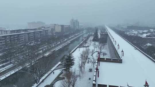 陕西省西安市正在下雪中的西安城墙城市景观视频素材模板下载