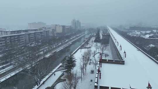 陕西省西安市正在下雪中的西安城墙城市景观