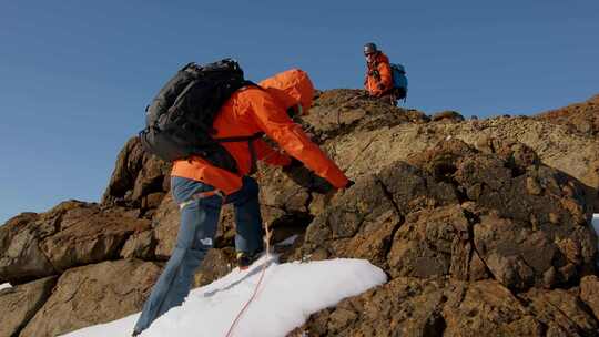 登山队结组登山