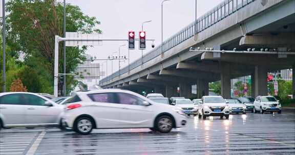 下雨路口