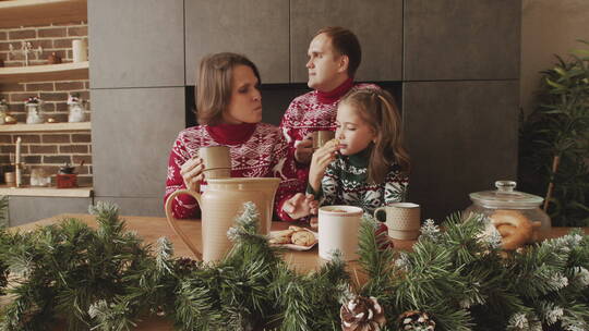 圣诞节一家人一起吃饼干