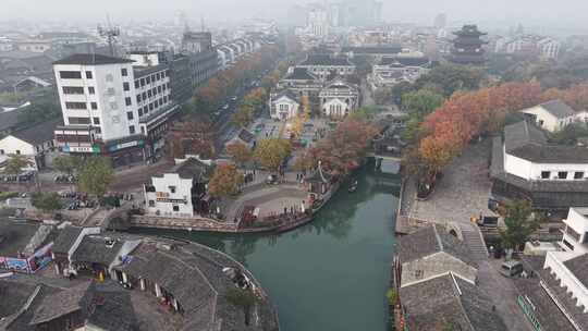 雾中俯瞰古色古香的城市建筑群