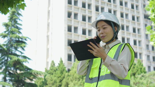 中国人女工程师戴建筑头盔工作记录