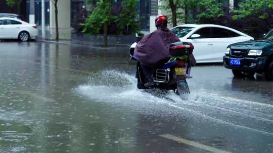 城市暴雨下雨