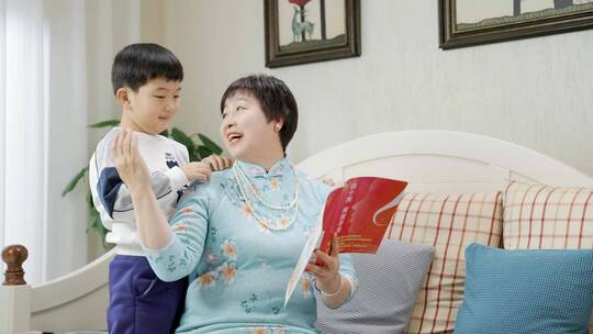 幸福时光陪伴孙子玩耍给奶奶捶背在客厅看书视频素材模板下载