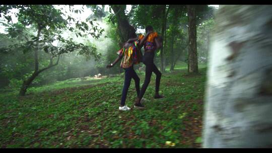 俩个女孩在森林中蹦蹦跳跳视频素材模板下载