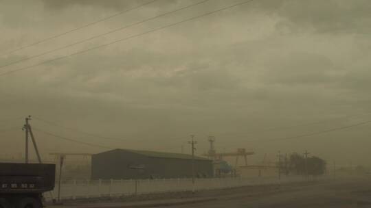 沙尘暴下的城市景观