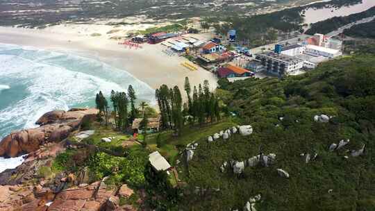 巴西弗洛里亚诺波利斯海滩。国际旅游地标。