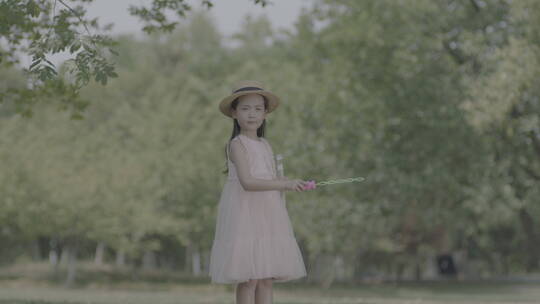 小女孩在公园开心幸福地奔跑游玩视频素材模板下载