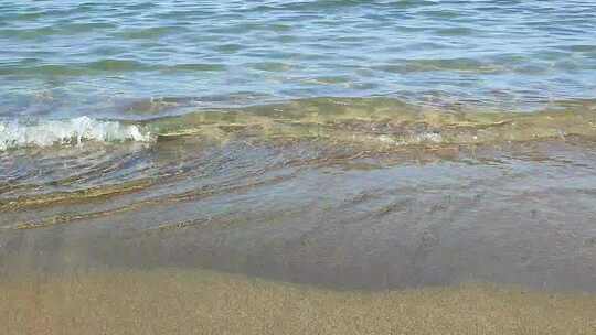 透明的海水冲刷金色沙滩