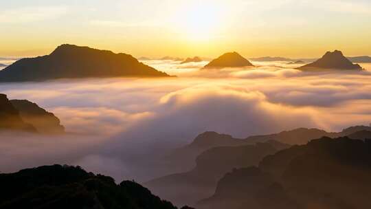 日出时分云海环绕的壮丽山景