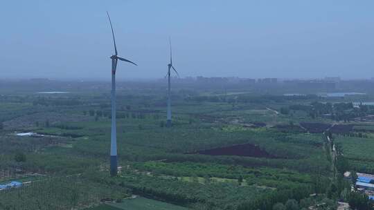 村镇城市绿色庄稼地树林风力发电大风车环绕视频素材模板下载