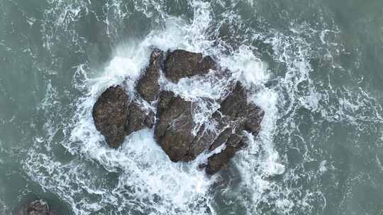 俯拍海岸礁石海浪拍打岩石海水海边浪花潮水