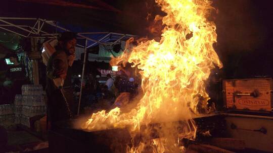 男子在班加罗尔的路边商店烧烤