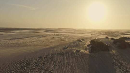 越野车在沙漠上行驶