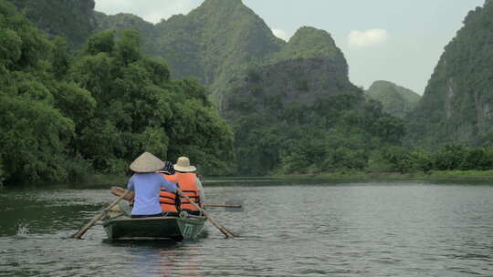 越南下龙湾沿河乘船游览视频素材模板下载