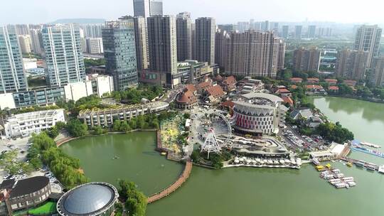 城市湖泊周边的商业区鸟瞰全景