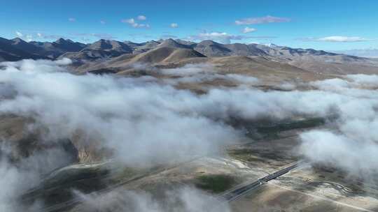 航拍西藏拉萨当雄云雾缭绕下的念青唐古拉山