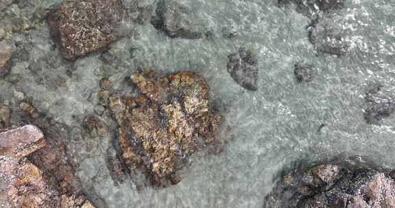 海边·礁石·海浪拍打礁石