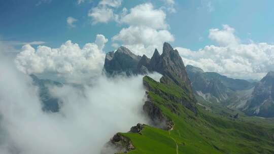 山峰高山云雾缭绕