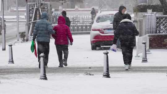 风雪中路人大雪街头行人路人冬天人物生活