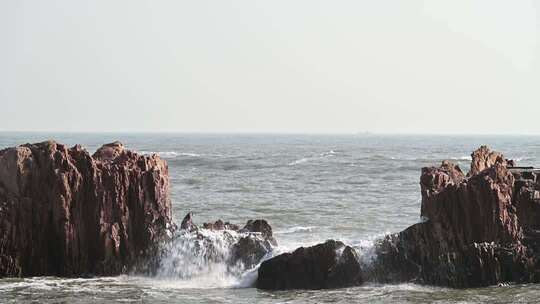 青岛海之恋公园海边的巨浪