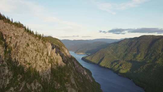 山谷，峡湾，岩石峡谷，崎岖的地形