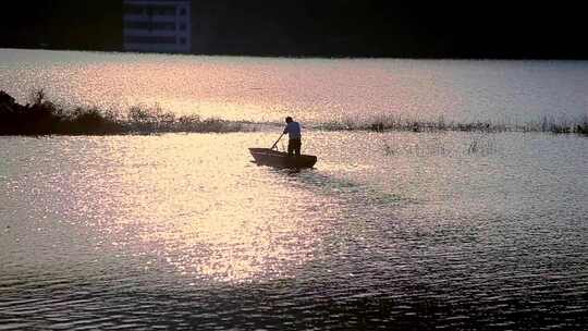 渔翁 渔船摇曳 湖面 夕阳 打鱼 撒网捕鱼