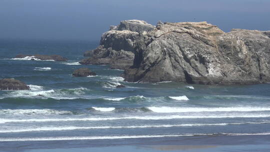 冲上岩石的海浪视频素材模板下载