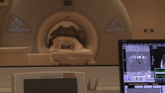 病人进入核磁共振扫描仪
