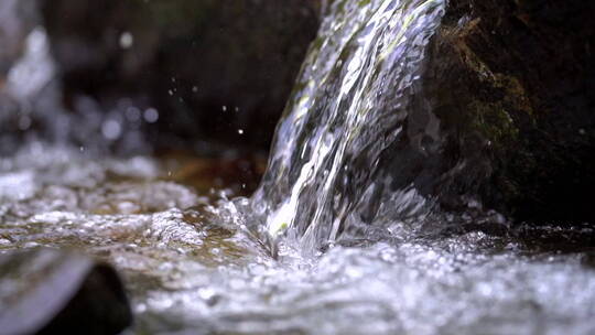 水流瀑布溪水泉水